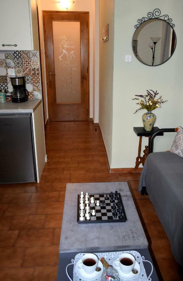 House Inside Garden Apartment โวโลส ภายนอก รูปภาพ