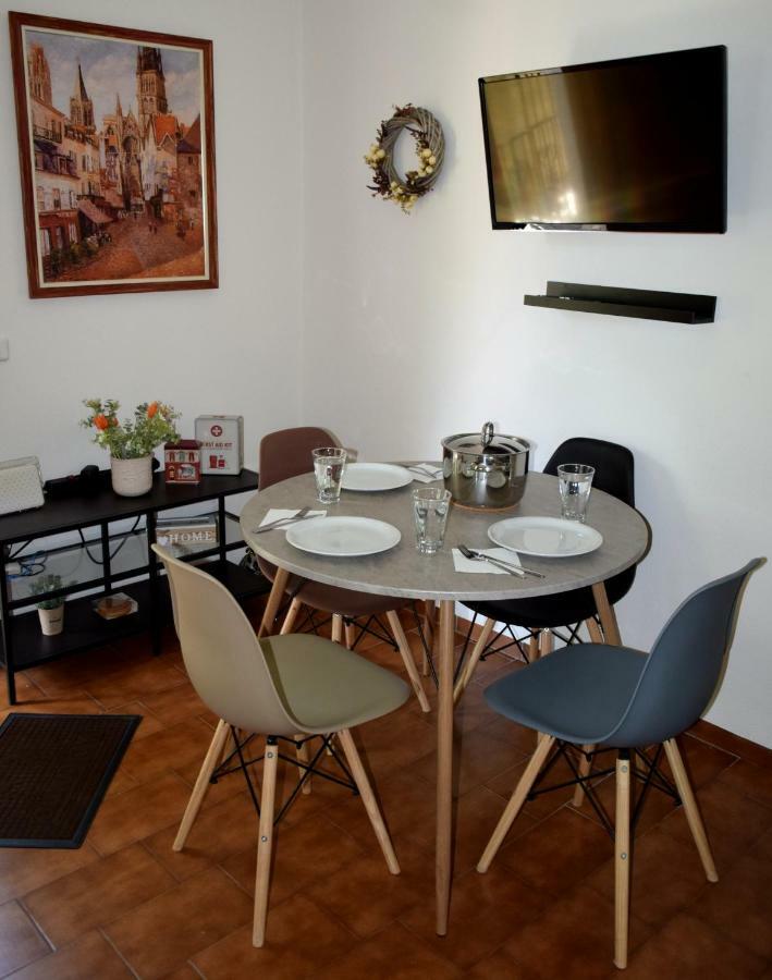 House Inside Garden Apartment โวโลส ภายนอก รูปภาพ