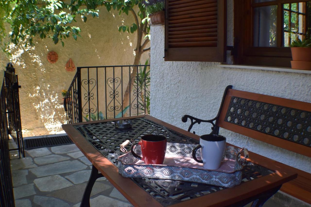 House Inside Garden Apartment โวโลส ภายนอก รูปภาพ