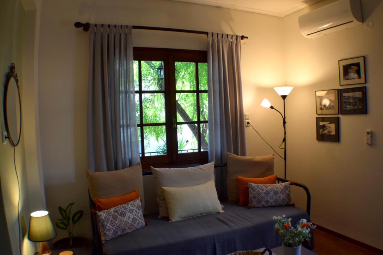 House Inside Garden Apartment โวโลส ภายนอก รูปภาพ