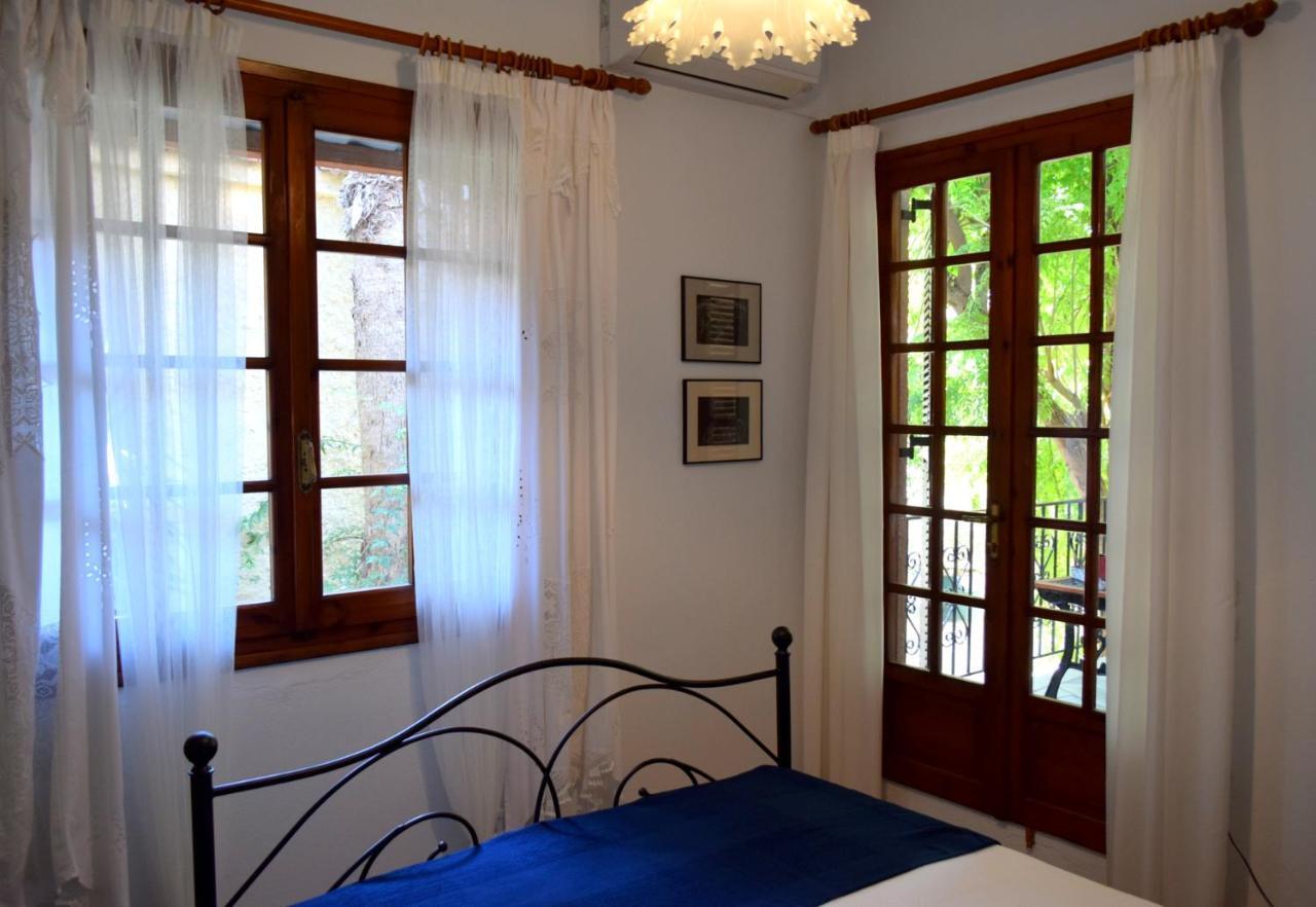 House Inside Garden Apartment โวโลส ภายนอก รูปภาพ